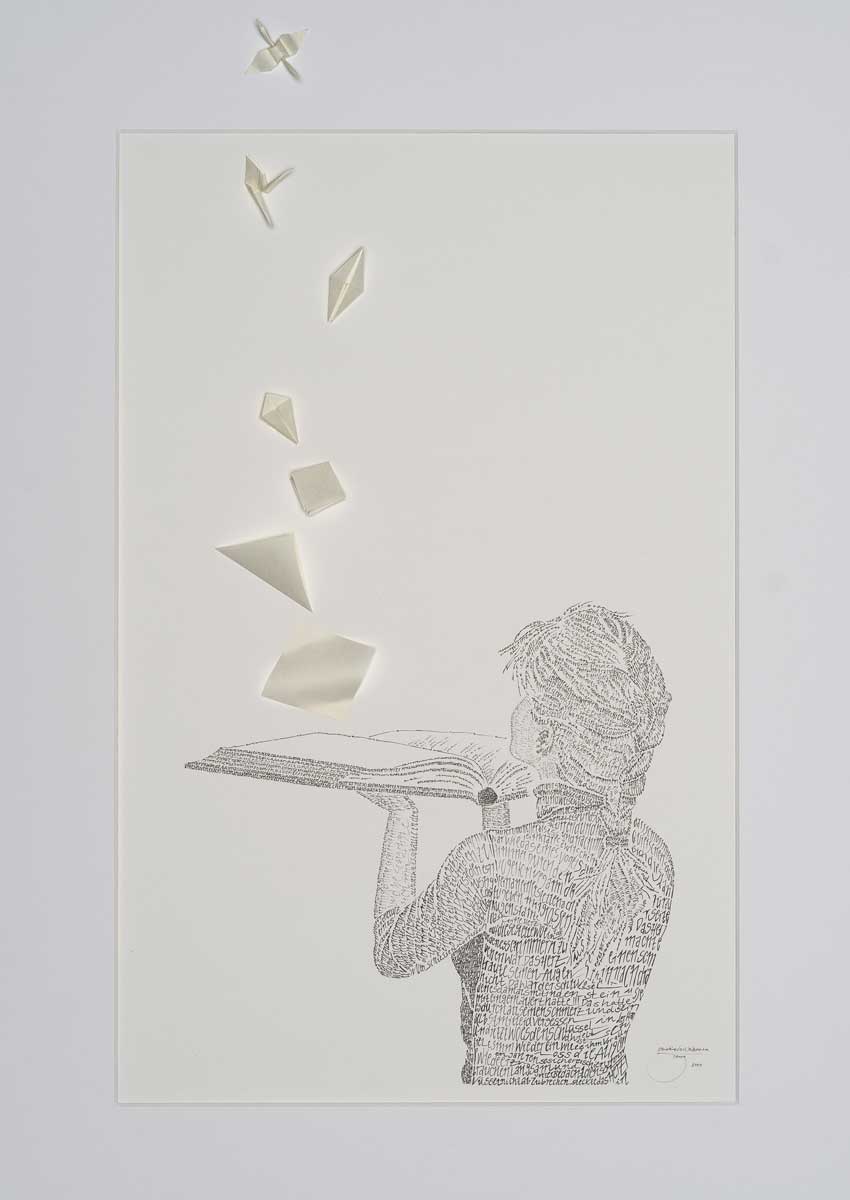 Chris van Weidmann: Vielseitig. / Handgeschrieben mit Tuschestift auf Papier mit Origamiobjekte, 80x60cm im Objektrahmen, 2020